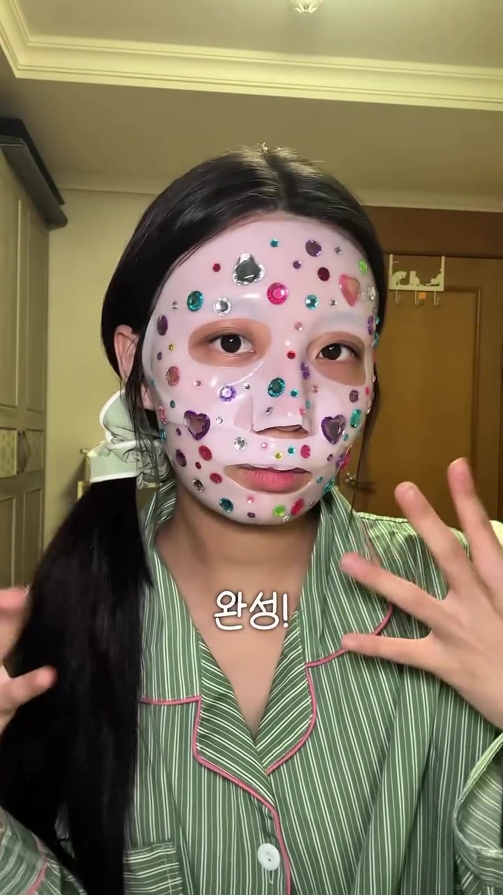 아로셀 광고에서 사용 후 투명해진 마스크를 보여주는 장면