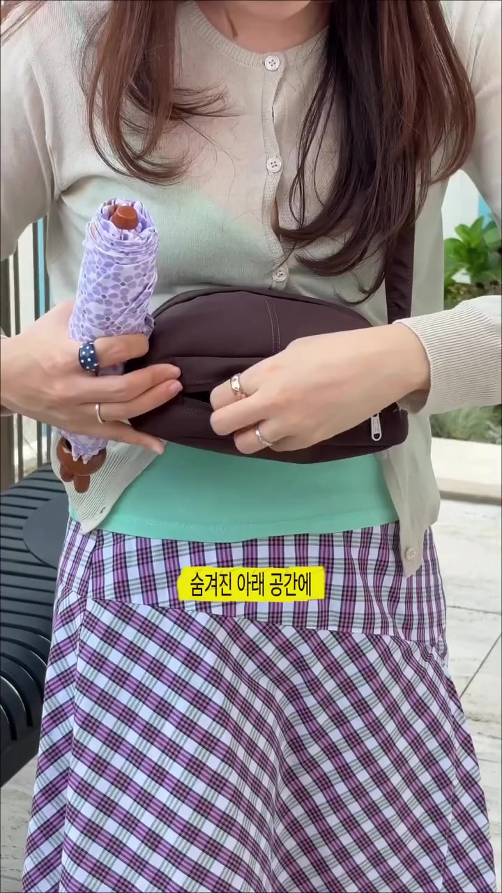 브랜든 월렛백 광고에서 하단 수납 공간을 손으로 보여주는 실제 장면